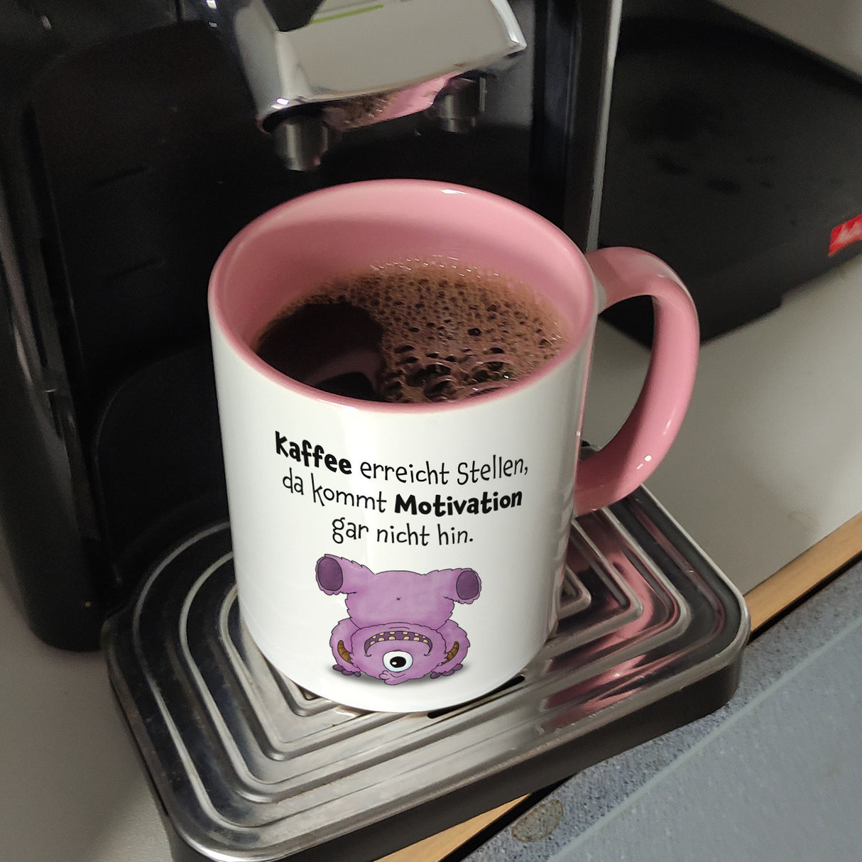 Freches Monster in rosa Kaffeebecher mit lustigem Spruch