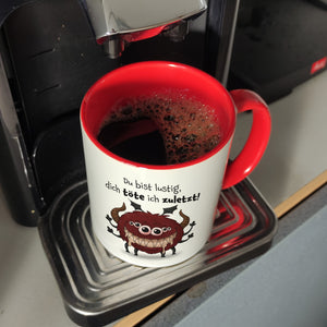 Freches Monster in dunkelrot Kaffeebecher mit lustigem Spruch