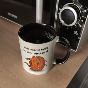 Freches Monster in orange Kaffeebecher mit lustigem Spruch