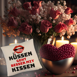 Romantisches Kissen mit Spruch Küssen geht besser mit Kissen