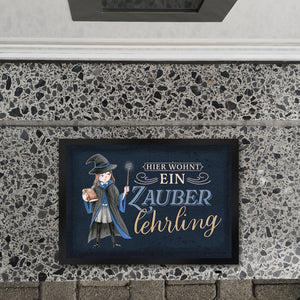 Zauberlehrling Fußmatte in 35x50 cm mit Zauberschülerin mit dunklem Hintergrund