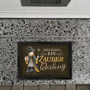 Zauberlehrling Fußmatte in 35x50 cm mit Zauberschülerin mit dunklem Hintergrund