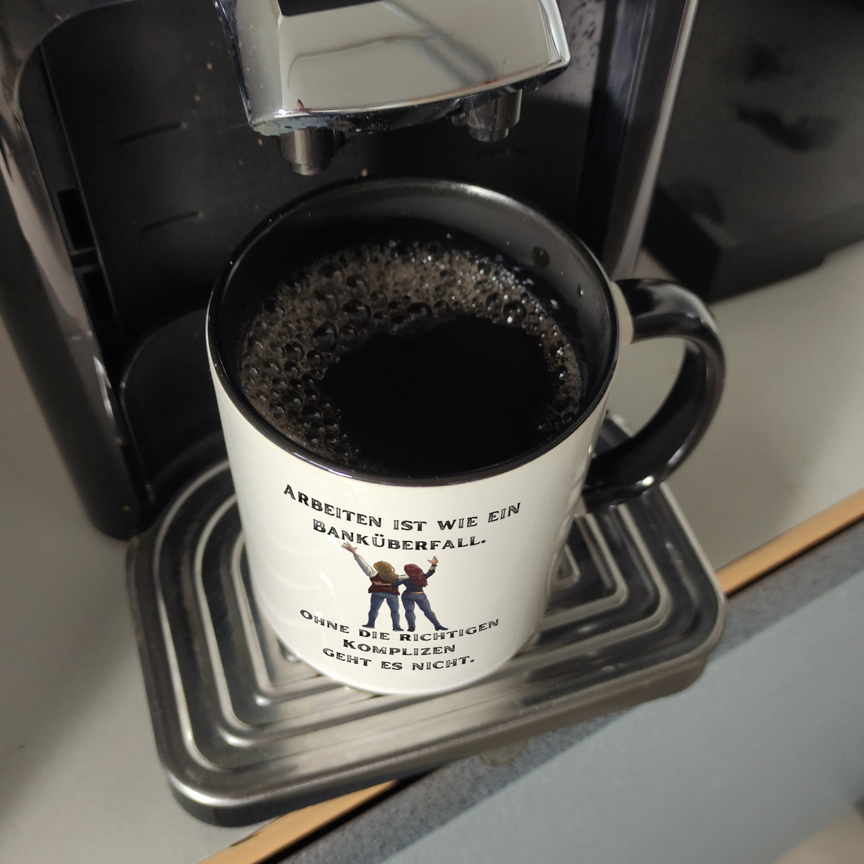 Kollegen und Komplizen Kaffeebecher mit Spruch Arbeit ist wie ein Banküberfall