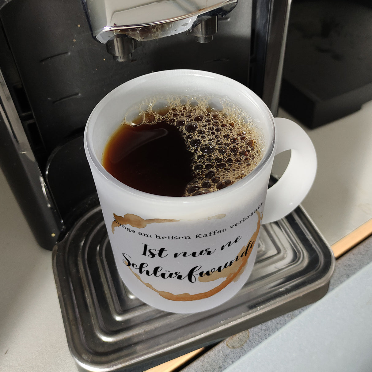 Kaffeefleck Kaffeebecher mit Spruch Zunge am heißen Kaffee verbrannt