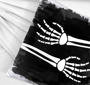 Skelett-Arme Kissen mit schwarzem Hintergrund für Horror-Filmabende