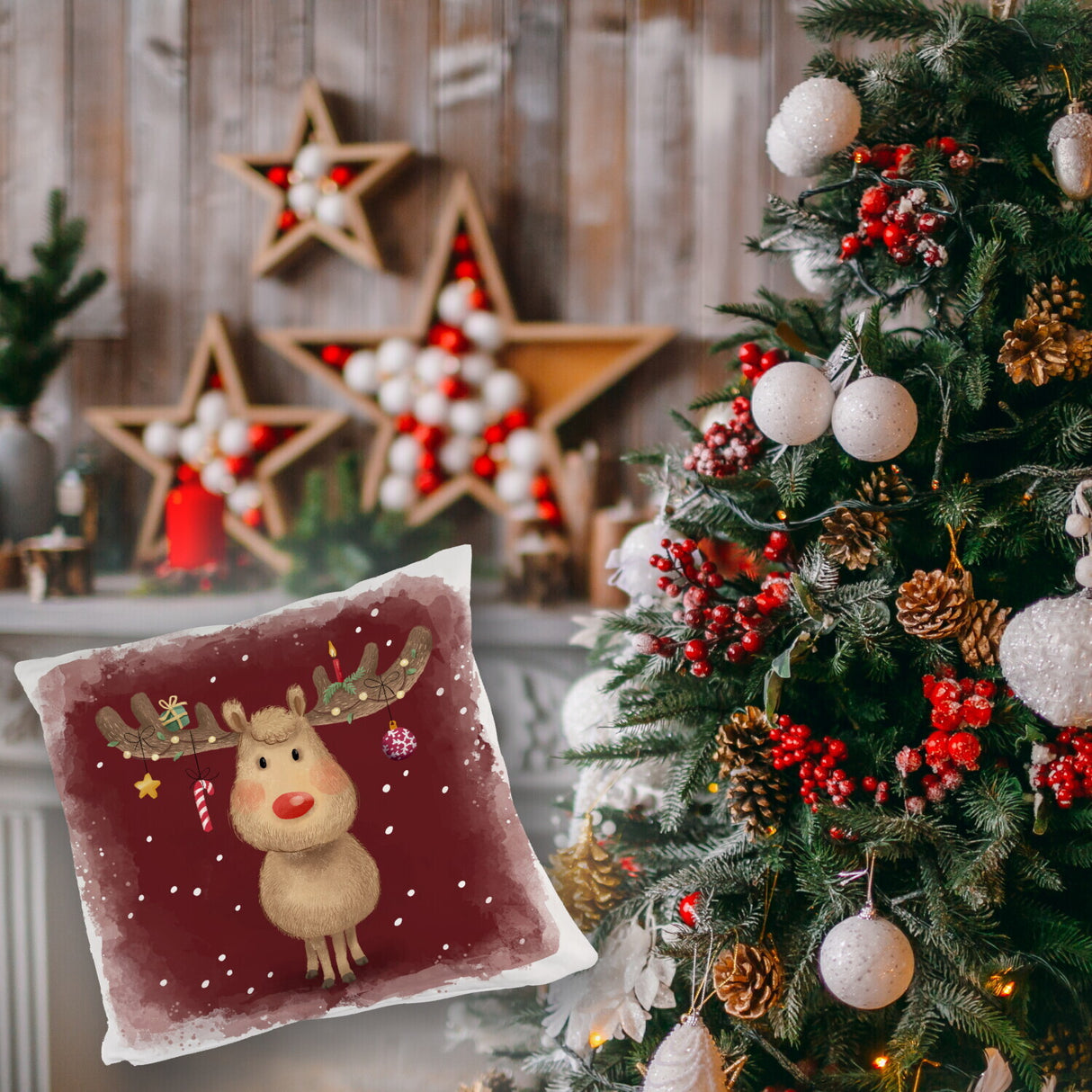 Rentier mit Weihnachtsschmuck Kissen mit rotem Hintergrund