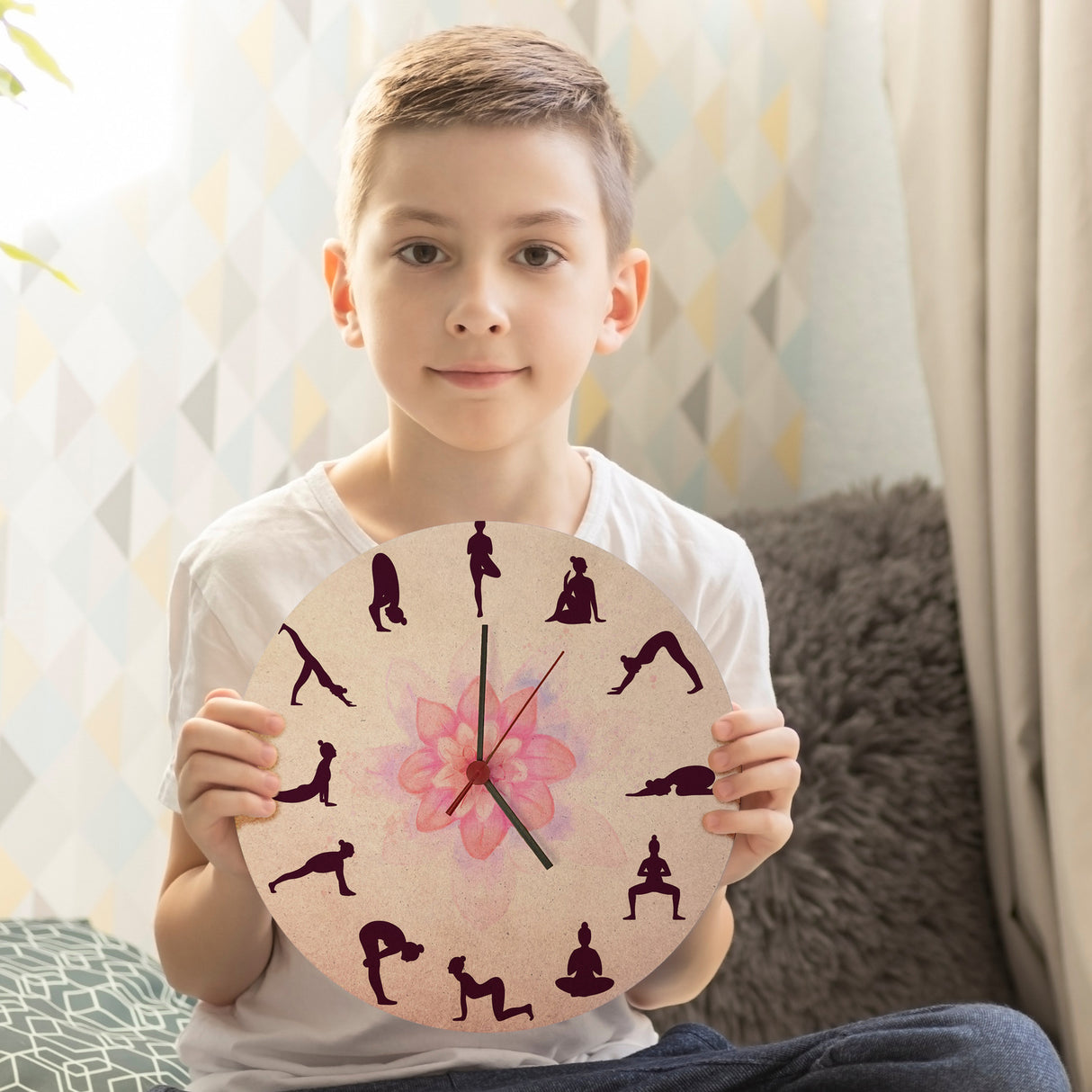 Yoga Wanduhr mit verschiedenen Yogastellungen