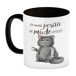 Katze mit Tasse Kaffeebecher mit Spruch positiv auf müde getestet