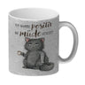 Katze mit Tasse Kaffeebecher mit Spruch positiv auf müde getestet