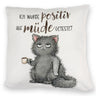 Genervte Katze Kissen mit Spruch positiv auf müde getestet