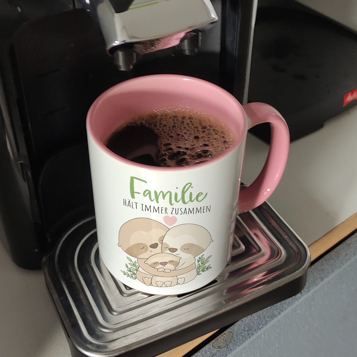 Faultier Familie Kaffeebecher mit Spruch Familie hält immer zusammen