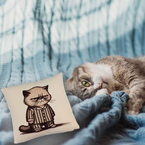 Grimmige Katze im Schlafanzug Kissen