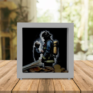 Feuerwehrmann hält die Hand seines Kindes Spardose