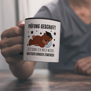 Schlafender Bär mit Doktorhut Kaffeebecher mit Spruch Prüfung bestanden