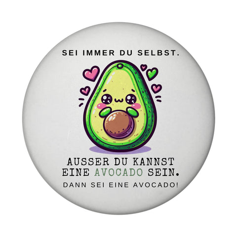Avocado im Kawaii-Stil Magnet rund mit Spruch Sei du selbst oder Avocado