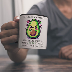 Avocado im Kawaii-Stil Kaffeebecher mit Spruch Sei du selbst oder Avocado