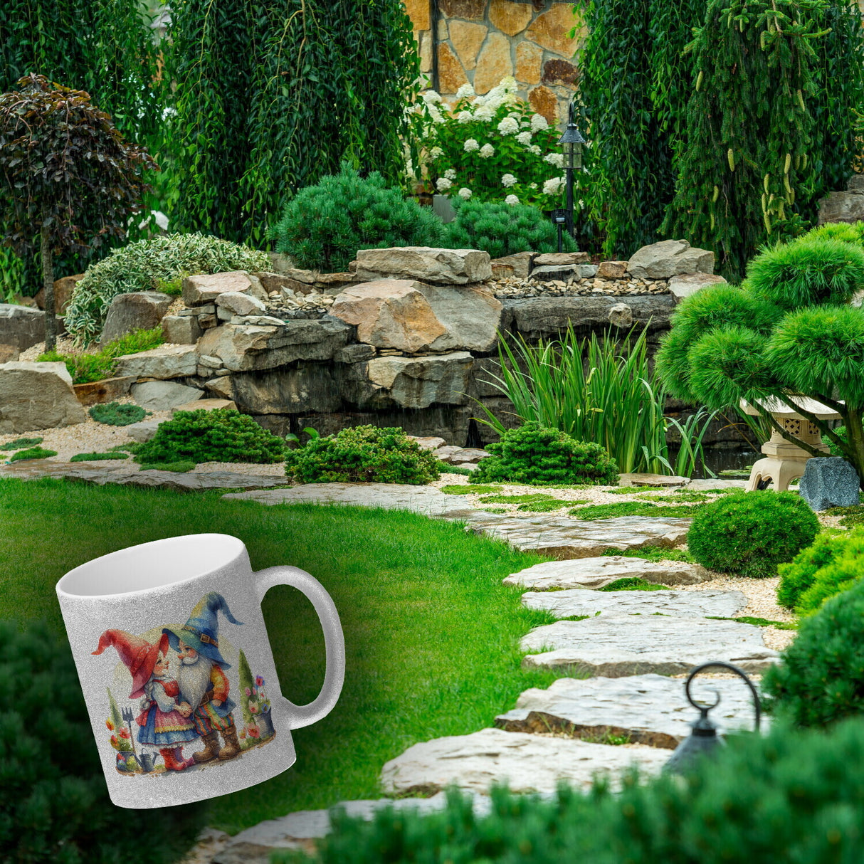 Verliebte Gartenzwerge im Garten Kaffeebecher