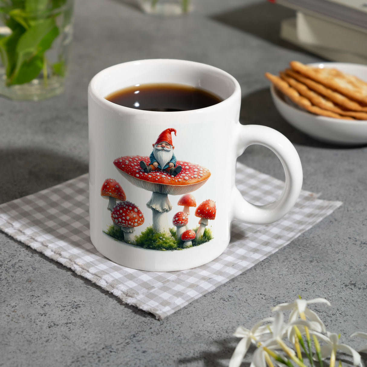 Gartenzwerg auf einem Fliegenpilz Kaffeebecher