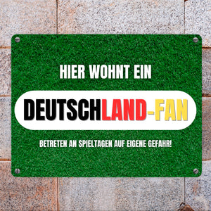 Hier wohnt ein Deutschland-Fan Metallschild in 15x20 cm mit Spruch Betreten auf eigene Gefahr