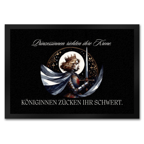 Königin mit Schwert Fußmatte in 35x50 cm mit Spruch Königinnen zücken ihr Schwert