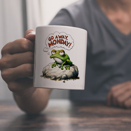 Mürrischer Frosch auf Stein Kaffeebecher mit Spruch Go away, Monday!