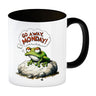 Mürrischer Frosch auf Stein Kaffeebecher mit Spruch Go away, Monday!