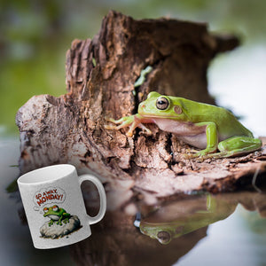 Mürrischer Frosch auf Stein Kaffeebecher mit Spruch Go away, Monday!