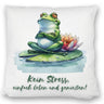 Frosch auf Seerose Kissen mit Spruch Kein Stress einfach leben und genießen