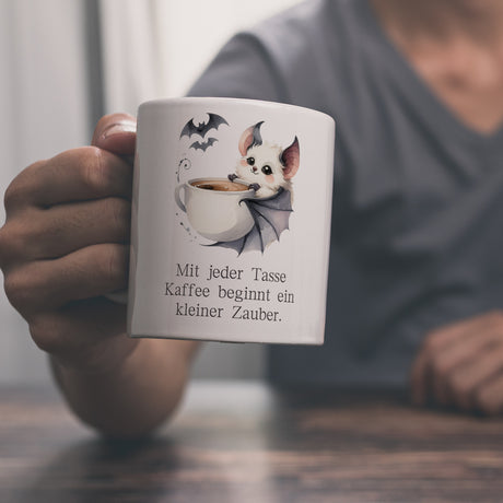 niedliche Fledermaus mit Kaffeetasse Kaffeebecher mit Spruch Jede Tasse Kaffee birgt Zauber