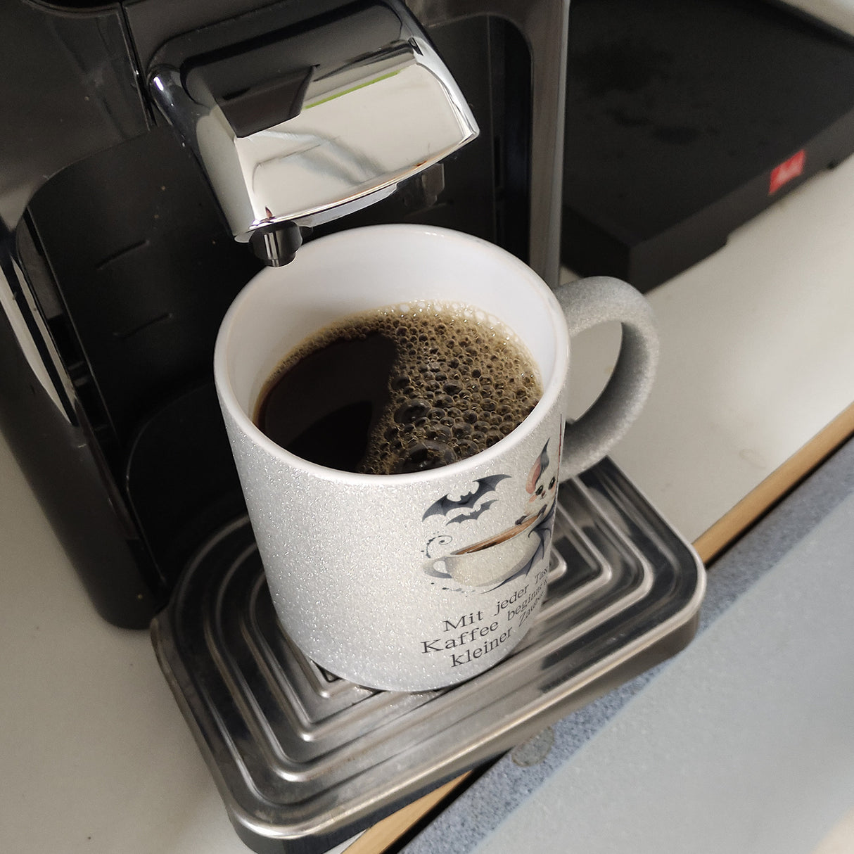 niedliche Fledermaus mit Kaffeetasse Kaffeebecher mit Spruch Jede Tasse Kaffee birgt Zauber