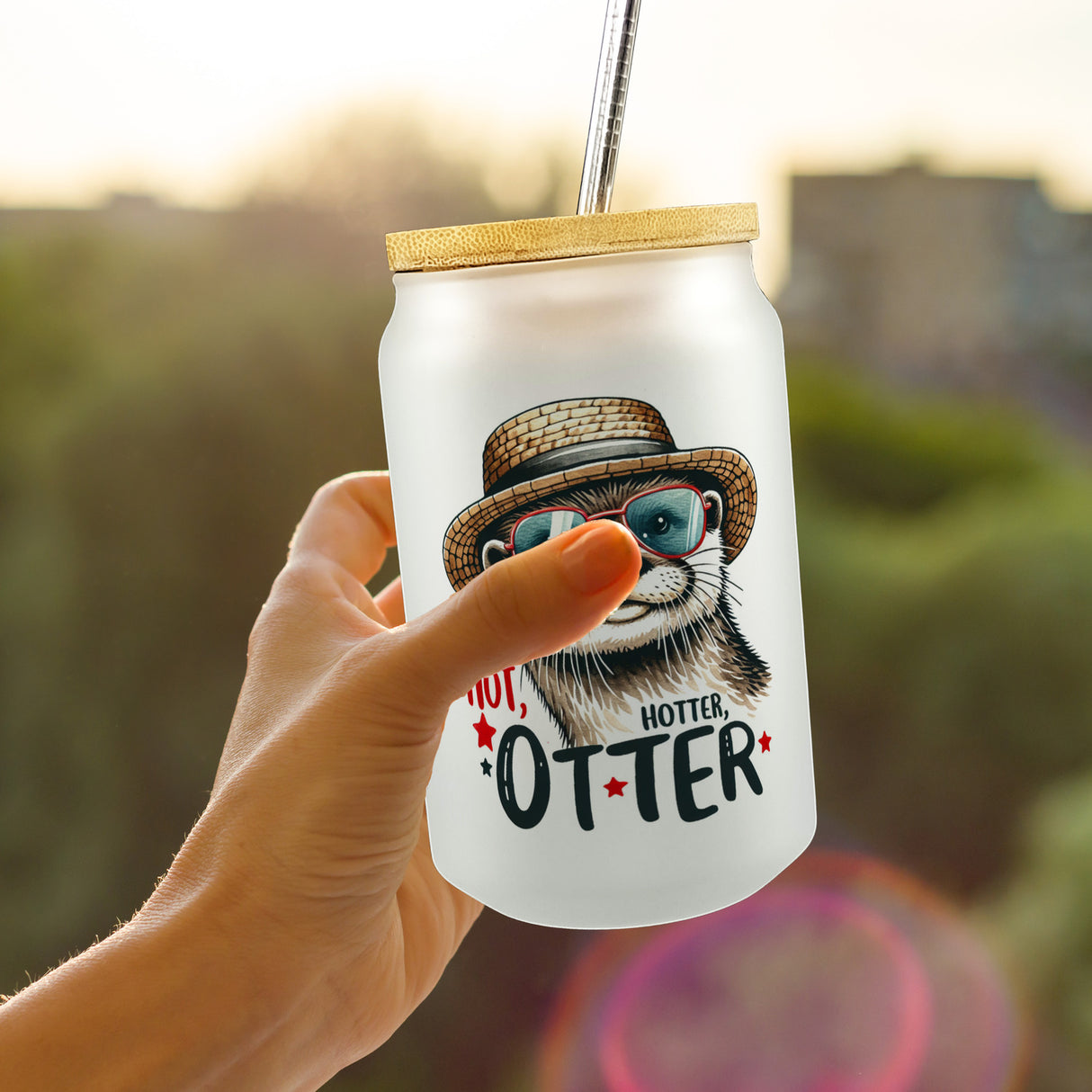 Otter mit Sonnenbrille und Strohhut Trinkglas mit Bambusdeckel mit Spruch Hot Hotter Otter