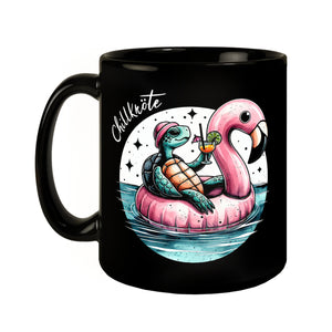 Schildkröte auf Flamingo-Schwimmring Tasse in Schwarz mit Spruch Chillkröte