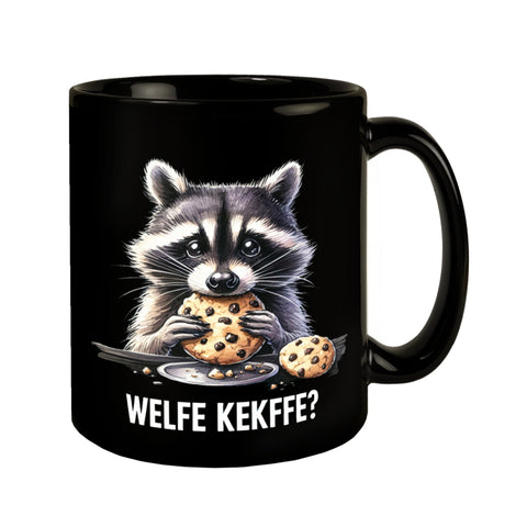 Verfressener Waschbär mit Keksen Tasse in Schwarz mit Spruch Welfe Kekffe?