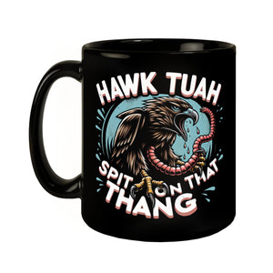 Hawk Tuah Falke mit Regenwurm Tasse in Schwarz mit Spruch Spit on that thang
