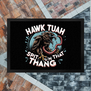 Hawk Tuah Falke mit Regenwurm Fußmatte in 35x50 cm mit Spruch Spit on that thang