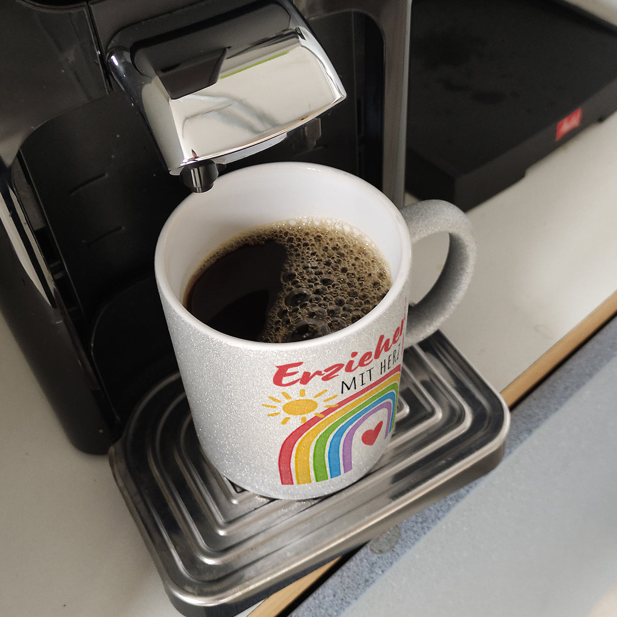 Regenbogen Kaffeebecher mit Spruch Erzieherin mit Herz