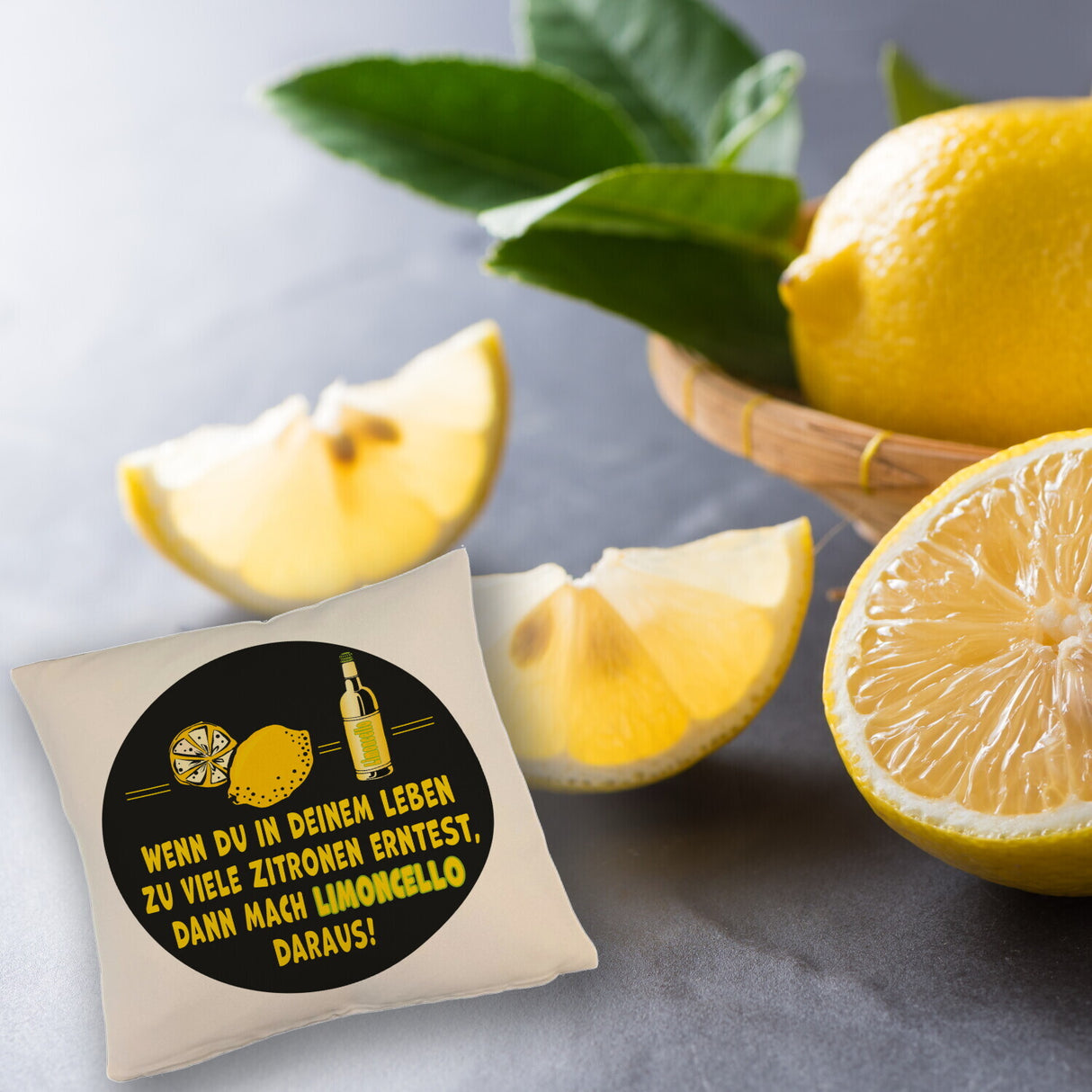 Kissen mit Spruch Mach aus Zitronen Limoncello schwarz gelb