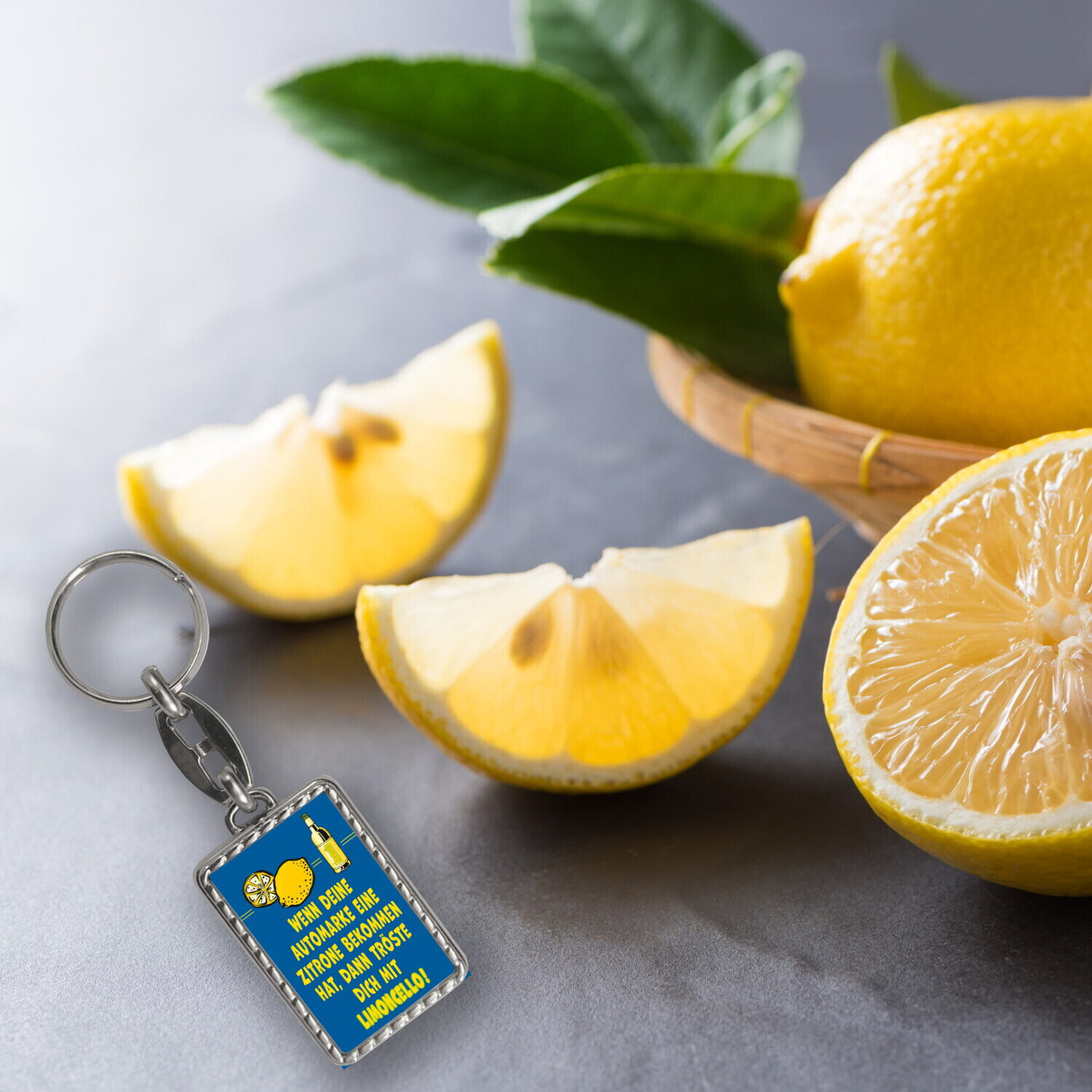 Schlüsselanhänger mit Spruch Tröste dich mit Limoncello blau gelb schwarz