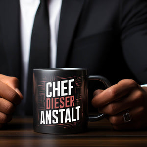 Chef dieser Anstalt - Schwarzer Kaffeebecher