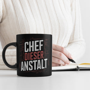 Chef dieser Anstalt - Schwarzer Kaffeebecher