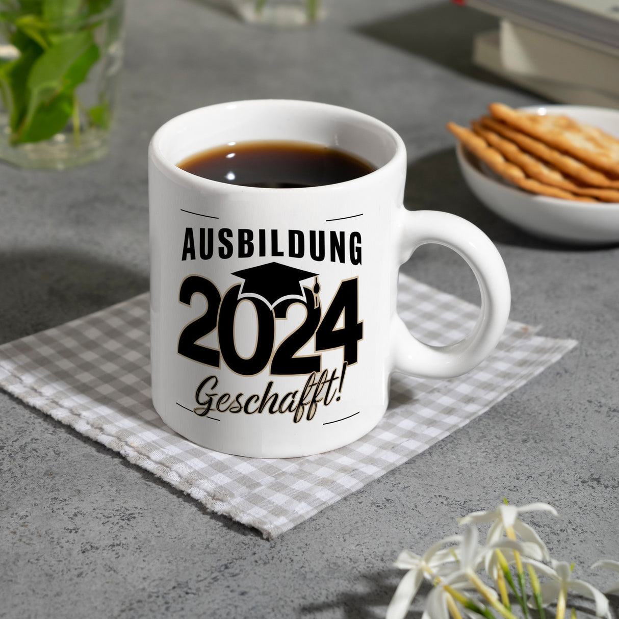 Ausbildung 2024 Geschafft Kaffeebecher mit Doktorhut