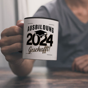 Ausbildung 2024 Geschafft Kaffeebecher mit Doktorhut