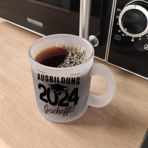 Ausbildung 2024 Geschafft Kaffeebecher mit Doktorhut