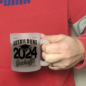 Ausbildung 2024 Geschafft Kaffeebecher mit Doktorhut