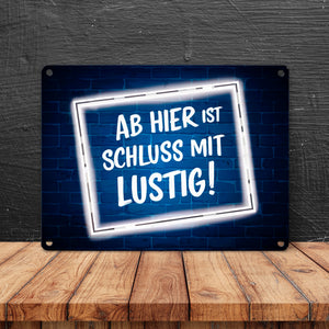 Ab hier ist Schluss mit Lustig! Metallschild in 15x20 cm