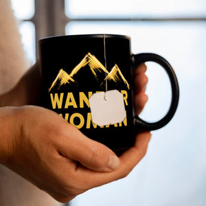 Wander Woman Tasse mit goldener Bergkette