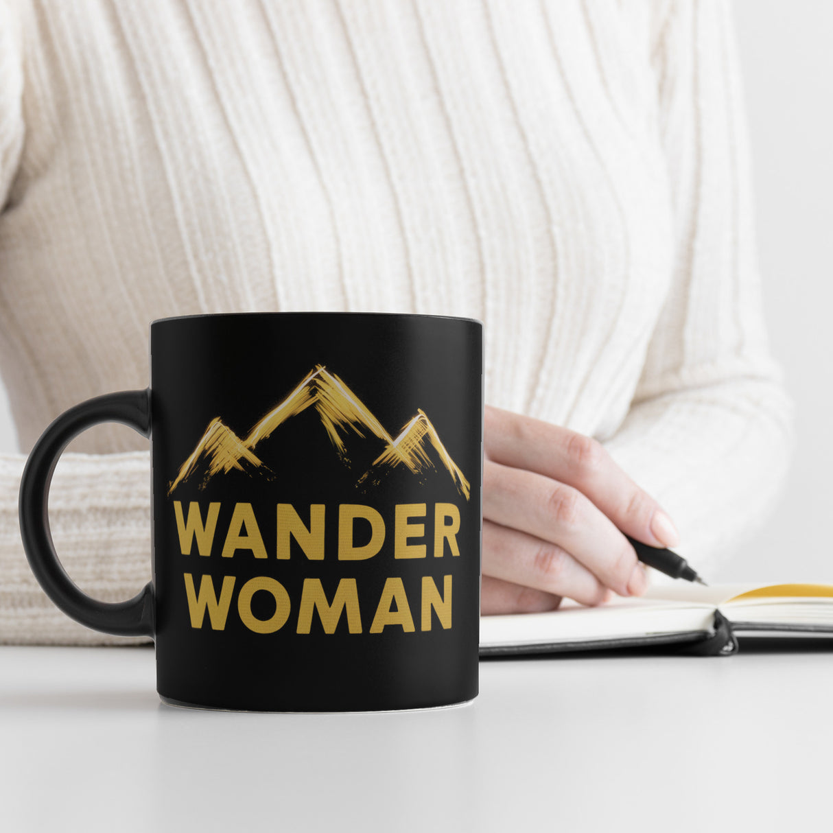 Wander Woman Tasse mit goldener Bergkette