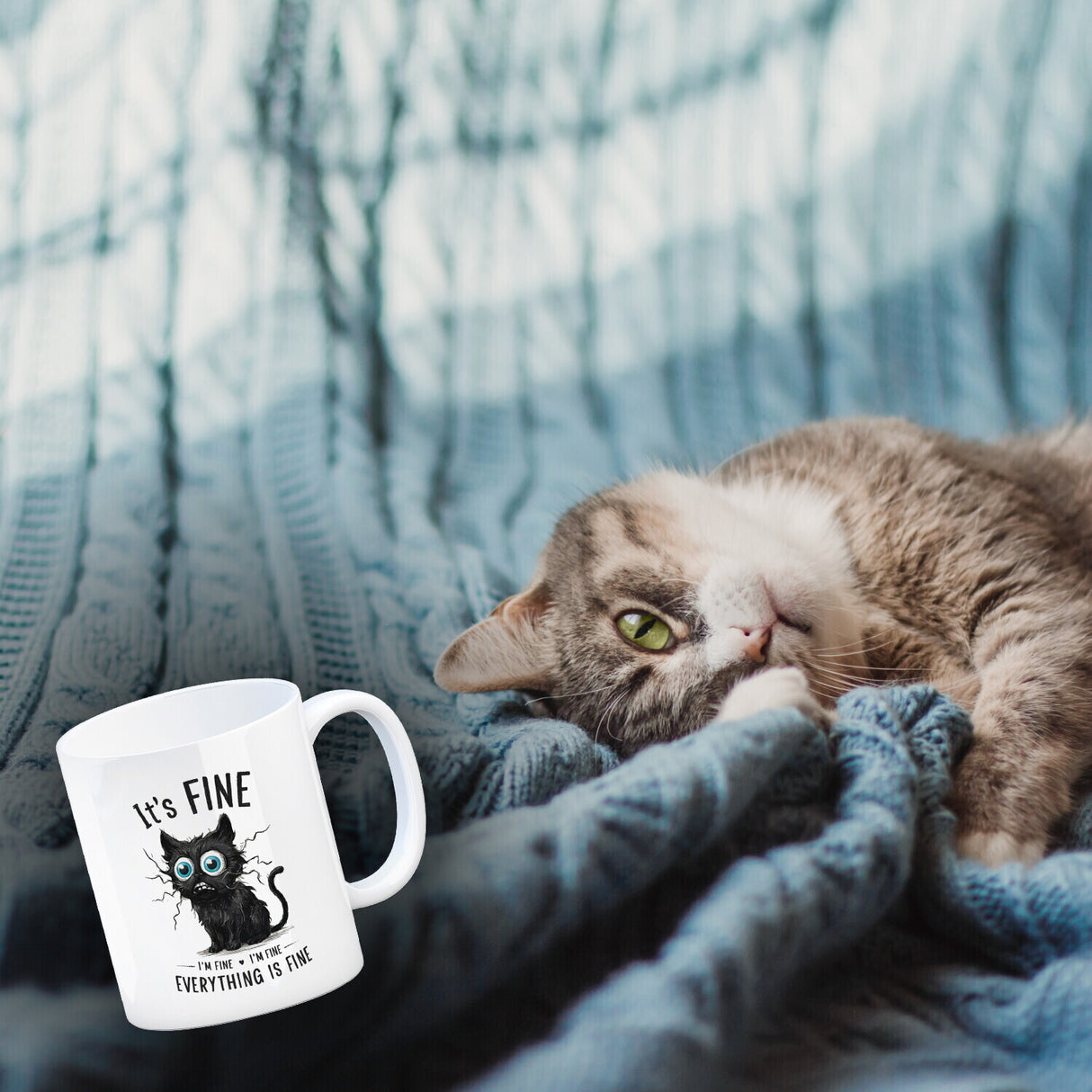 Schwarze Katze Kaffeebecher mit Spruch It's Fine, I'm Fine, Everything Is Fine