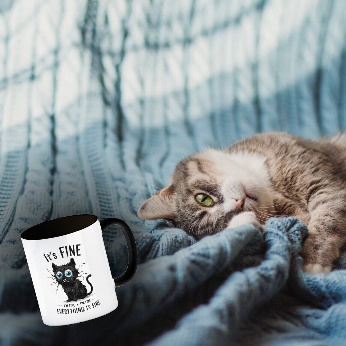 Schwarze Katze Kaffeebecher mit Spruch It's Fine, I'm Fine, Everything Is Fine