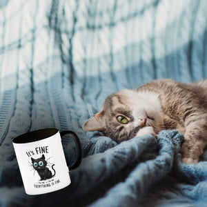 Schwarze Katze Kaffeebecher mit Spruch It's Fine, I'm Fine, Everything Is Fine